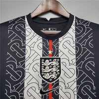 England „Regal Runic“ Premium Kit von Burberry
