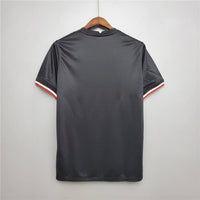 England „Regal Runic“ Premium Kit von Burberry