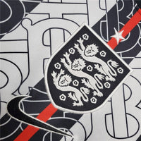 England „Regal Runic“ Premium Kit von Burberry