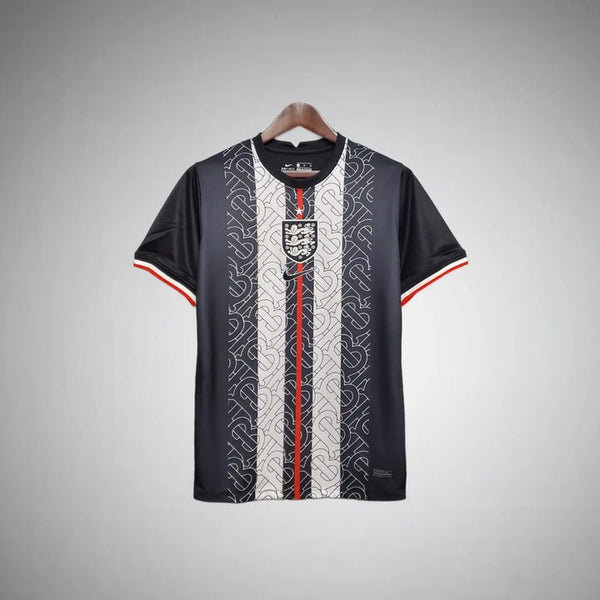 England „Regal Runic“ Premium Kit von Burberry