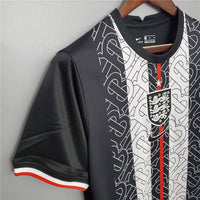 England „Regal Runic“ Premium Kit von Burberry