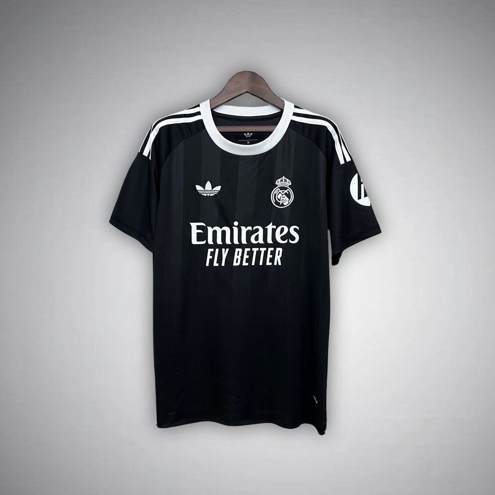 Real Madrid „Comeback Mastery“ Premium Trikot-Set