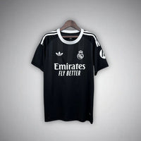 Real Madrid „Comeback Mastery“ Premium Trikot-Set