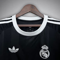 Real Madrid „Comeback Mastery“ Premium Trikot-Set