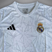 Real Madrid „Weiße Rüstung“ Premium-Ausrüstung